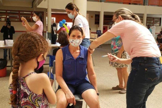 Primeiro dia de vacinação  contra a covid-19 nas escolas