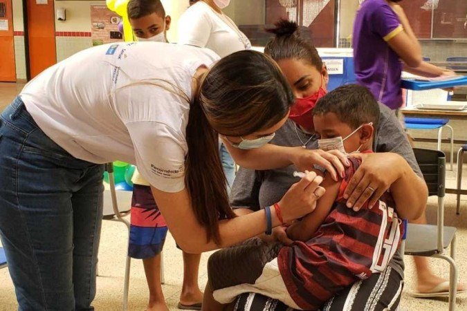 Primeiro dia de vacinação  contra a covid-19 nas escolas