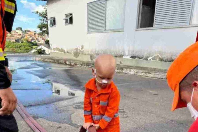 Menino fica animado quando vê as viaturas passando pelas ruas, com luzes e sirenes