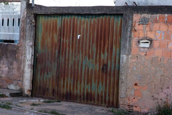  A polícia foi acionada por ocorrência de suicídio. Ao chegar, encontrou a mulher morta e o marido desacordado