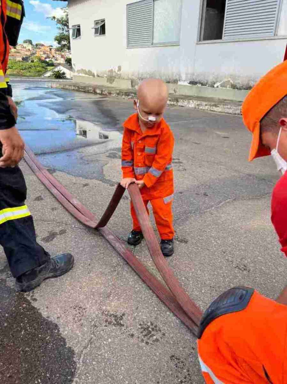 Menino fica animado quando vê as viaturas passando pelas ruas, com luzes e sirenes