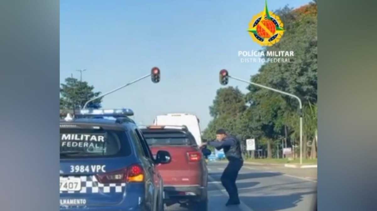 Motorista com carro roubado é detido ao parar em sinal vermelho; veja vídeo