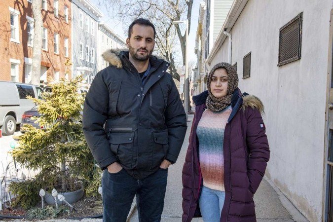 O jovem casal Israr e Sayeda moran em Boston e tentam garantir sua nova vida nos Estados Unidos - (crédito: AFP) O jovem casal Israr e Sayeda moran em Boston e tentam garantir sua nova vida nos Estados Unidos - (crédito: AFP)