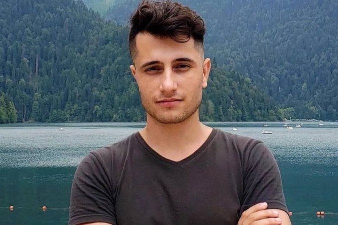 Kamran Manafly perdeu seu emprego de professor após post no Instagram
- (crédito: Arquivo pessoal) Kamran Manafly perdeu seu emprego de professor após post no Instagram
- (crédito: Arquivo pessoal)