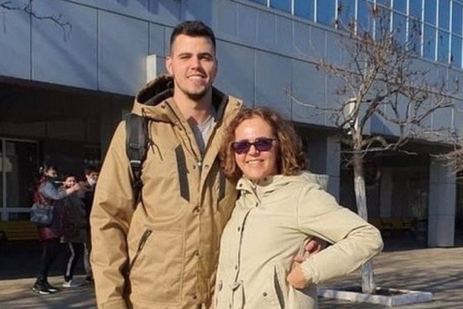 Gabriel e a mãe, Silvana: brasileiro vive período de angústia à espera de notícias sobre a família - (crédito: Arquivo pessoal) Gabriel e a mãe, Silvana: brasileiro vive período de angústia à espera de notícias sobre a família - (crédito: Arquivo pessoal)