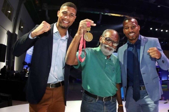 Encontro de gerações em Salvador: Hebert Conceição (ouro em Tóquio-2020), Sérvilio de Olivveira (bronze na Cidade do México-1969) e Robson Coneição (ouro no Rio-2016) - (crédito: Gaspar Nóbrega/COB) Encontro de gerações em Salvador: Hebert Conceição (ouro em Tóquio-2020), Sérvilio de Olivveira (bronze na Cidade do México-1969) e Robson Coneição (ouro no Rio-2016) - (crédito: Gaspar Nóbrega/COB)