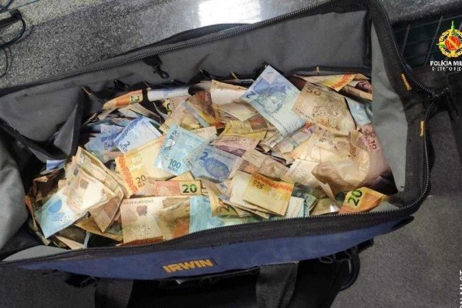 Polícia prende suspeito de roubar R$ 90 mil de posto de combustíveis em Ceilândia - (crédito: Divulgação/PMDF) Polícia prende suspeito de roubar R$ 90 mil de posto de combustíveis em Ceilândia - (crédito: Divulgação/PMDF)