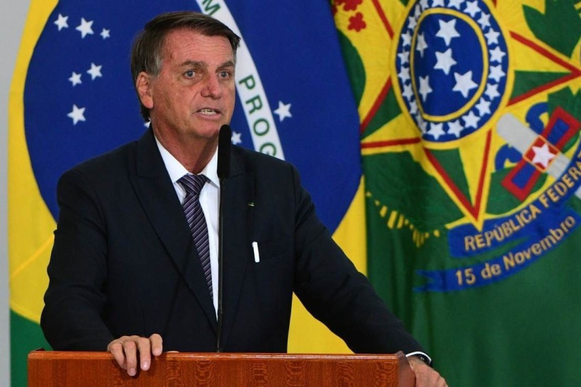 Bolsonaro chama golpe militar de mentira durante troca de ministros