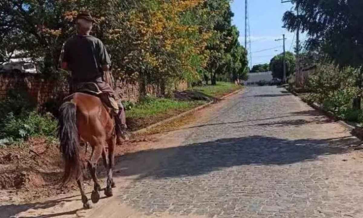 Gasolina alta: bicicleta e cavalo tomam lugar de carros no interior de MG