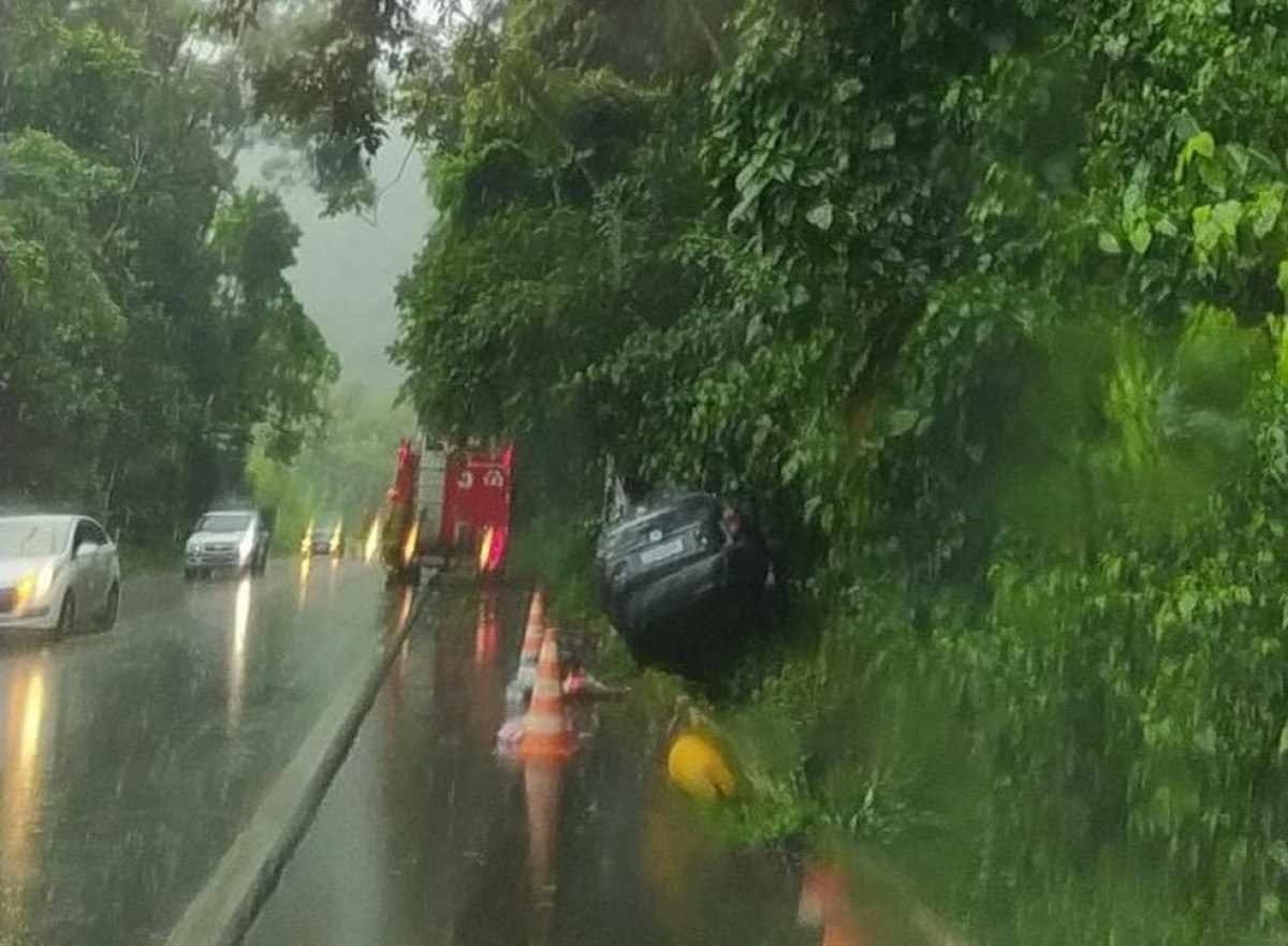 Queda de árvore deixa dois mortos em Angra dos Reis