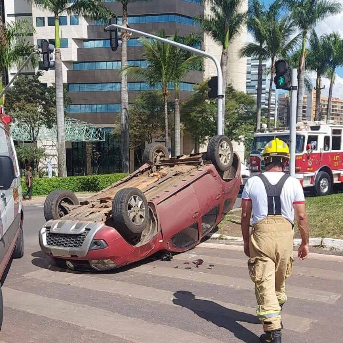 Carro capota em frente ao Brasília Shopping