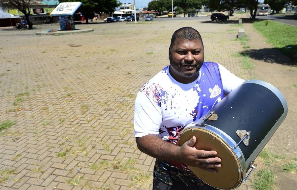  22/03/2022 Crédito: Marcelo Ferreira/CB/D.A Press. Brasil. Brasilia - DF - Caderno aniversário de Ceilândia. Edvaldo Cirilo ( Negro Vatto ) membro do Grupo Samba na Comunidade, costuvam tocar na Praça da Bíblia.