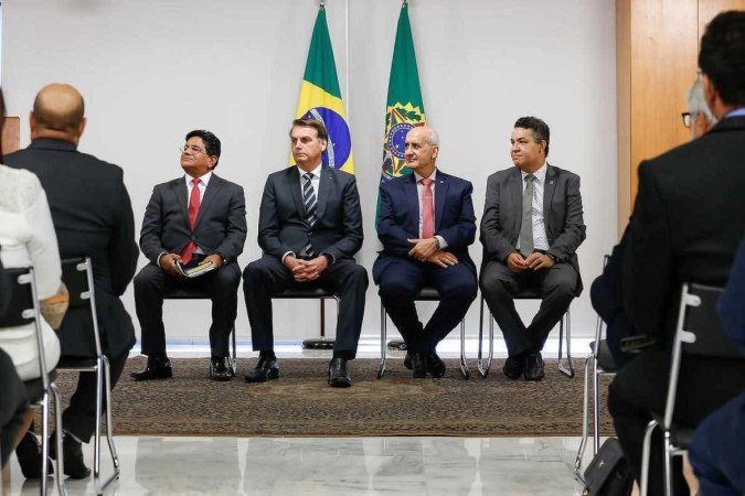 Bolsonaro recebe os pastores Gilmar Santos, à direita dele, e Arilton Moura, na última cadeira à direita da foto, no Palácio do Planalto em evento no dia 18 de outubro de 2019