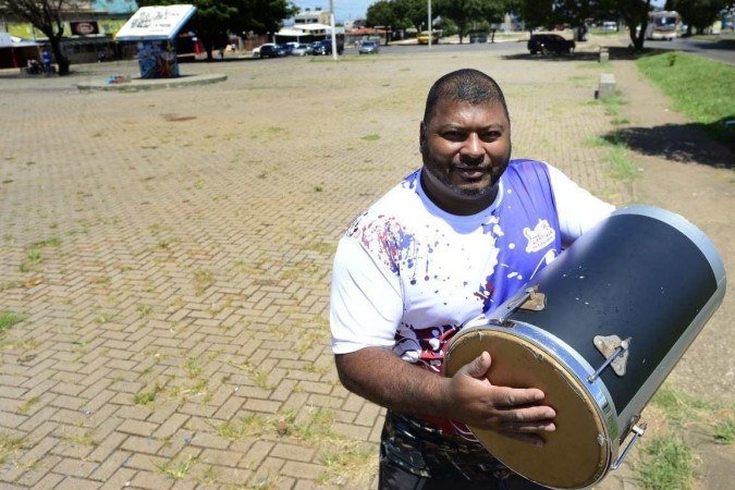  22/03/2022 Crédito: Marcelo Ferreira/CB/D.A Press. Brasil. Brasilia - DF - Caderno aniversário de Ceilândia. Edvaldo Cirilo ( Negro Vatto ) membro do Grupo Samba na Comunidade, costuvam tocar na Praça da Bíblia.