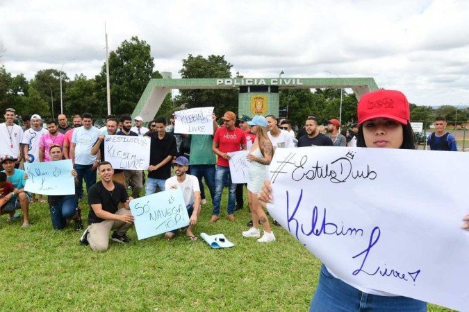  22/03/2022. Crédito: Ed Alves/CB/D.A Press. Brasil. Brasília - DF. Cidades. Amigos do influenciador digital Kleber Moraes pede liberdade do acusado e preso, em frente do complexo da PCDF. Na foto Rayelle Alves. 