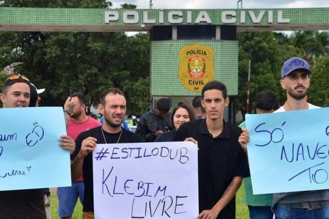  22/03/2022. Crédito: Ed Alves/CB/D.A Press. Brasil. Brasília - DF. Cidades. Amigos do influenciador digital Kleber Moraes pede liberdade do acusado e preso, em frente do complexo da PCDF.