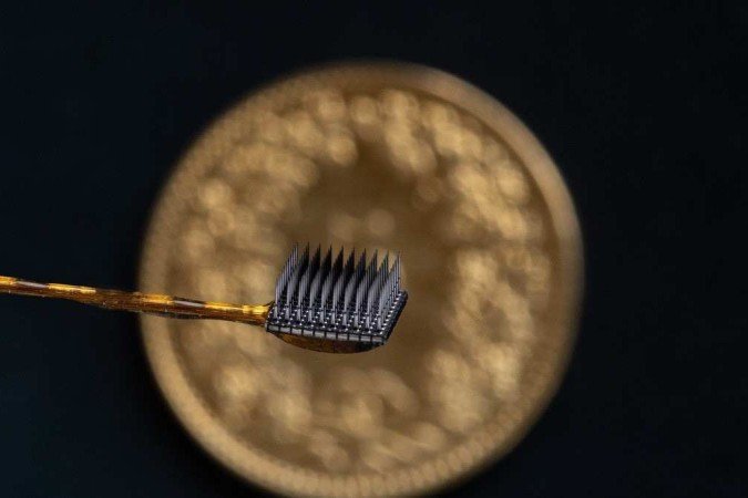 O eletrodo é colocado em área do cérebro responsável pelos movimentos e passa a captar as atividades neuronais: voluntário consegue escrever selecionando mentalmente os caracteres de um teclado virtual