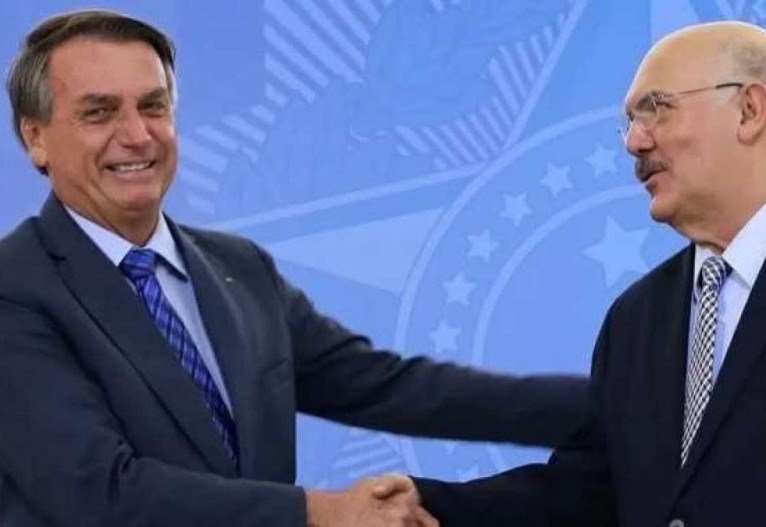 Crise do "gabinete paralelo" faz Milton Ribeiro sair queimado do MEC