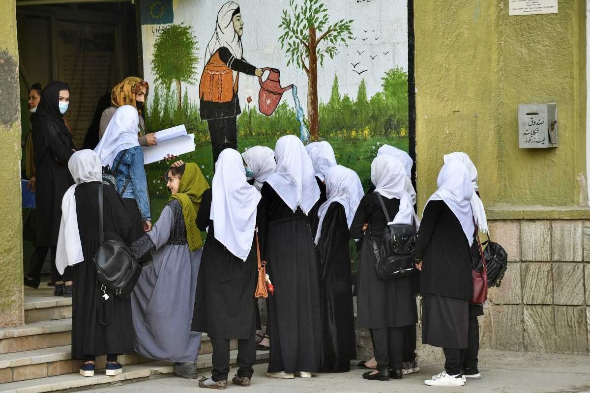 Talibã volta a impedir que meninas afegãs estudem 