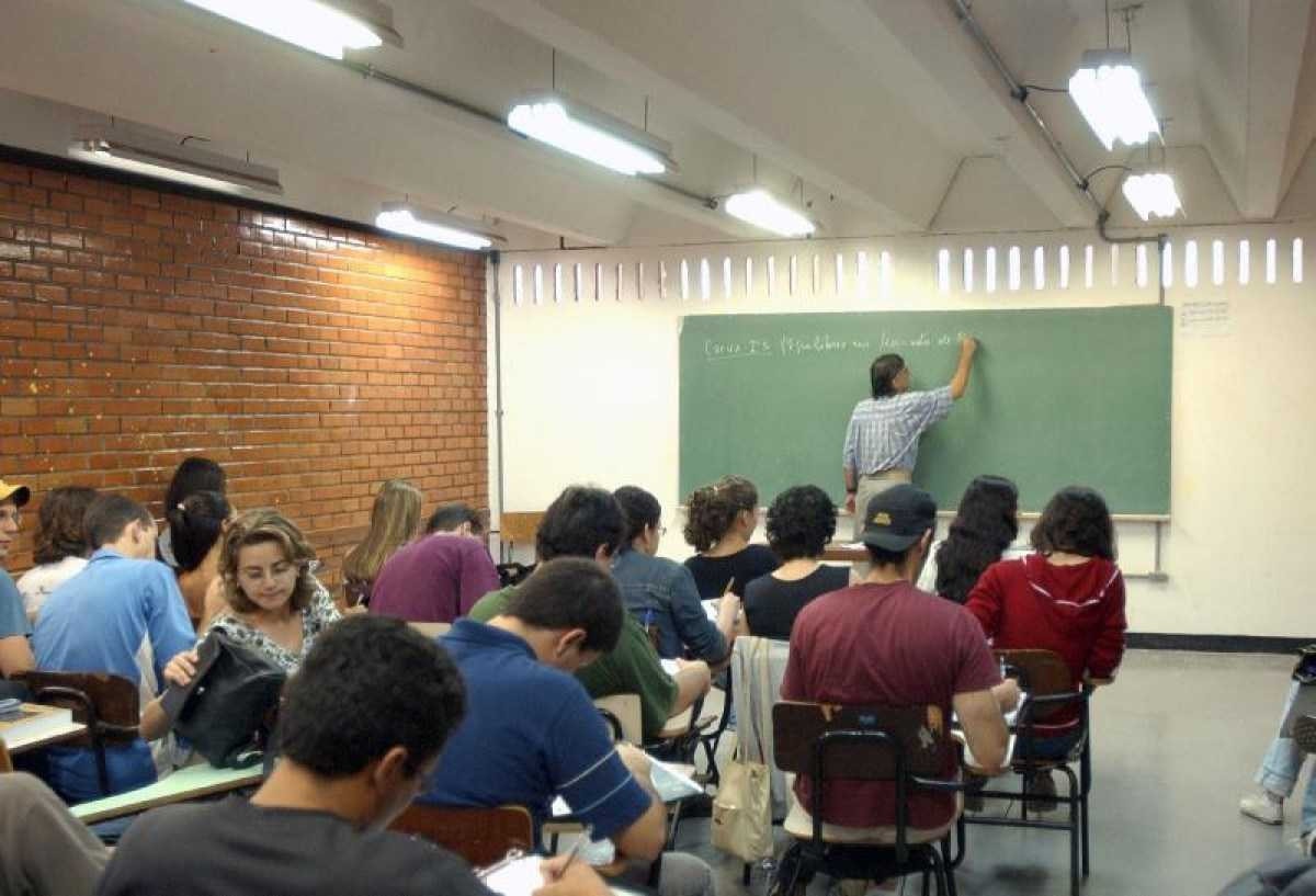 Projeto gratuito oferece alfabetização e letramento para jovens e adultos 