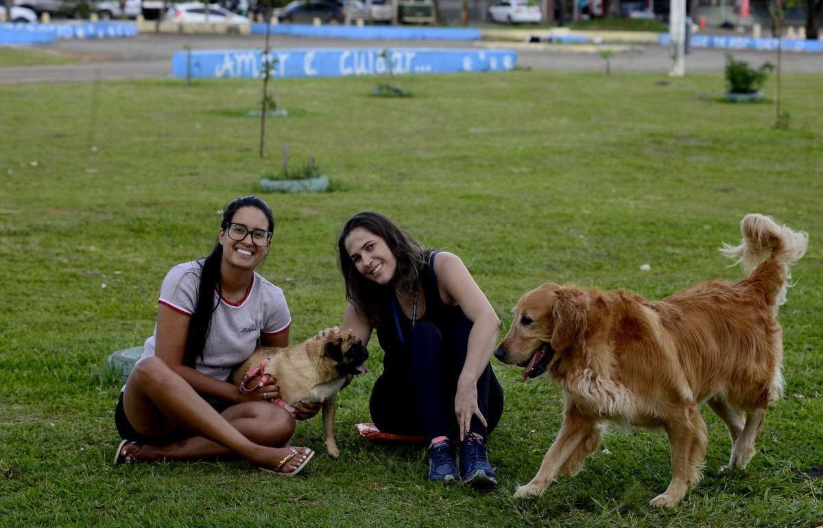 Thalita e Lucimeire com seus pets, integrantes do grupo de WhatsApp organizado para passear na Praça do Trabalhador