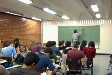 Sala de aula de jovens e adultos  -  (crédito: Agencia Brasil )