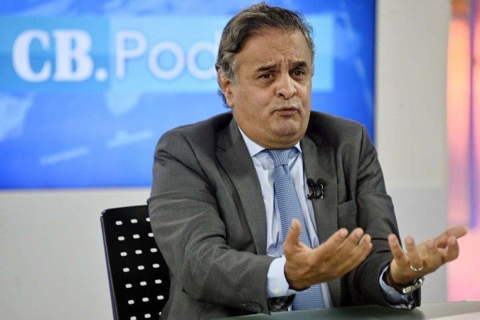 Aécio cobra um Aécio cobra um