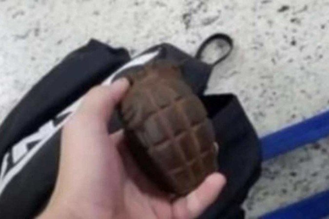 Granada levada pelo aluno -  (crédito: Redes sociais/ reprodução)