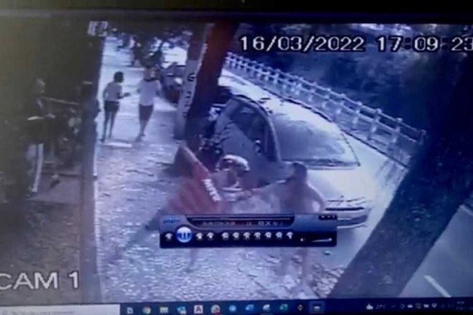 Imagens de câmeras de segurança do prédio flagraram o momento em que o dono do restaurante atira pedras contra os apartamentos - (crédito: Reprodução/Redes sociais) Imagens de câmeras de segurança do prédio flagraram o momento em que o dono do restaurante atira pedras contra os apartamentos - (crédito: Reprodução/Redes sociais)