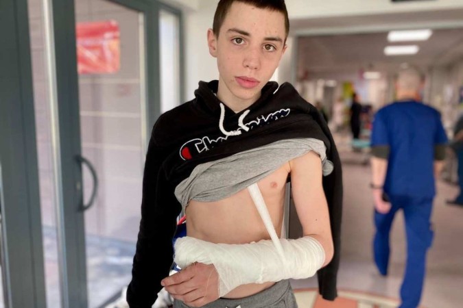 Yuri, 14 anos, jovem ucraniano que viu o pai ser assassinado pelas forças russas, em Bucha (Ucrânia)