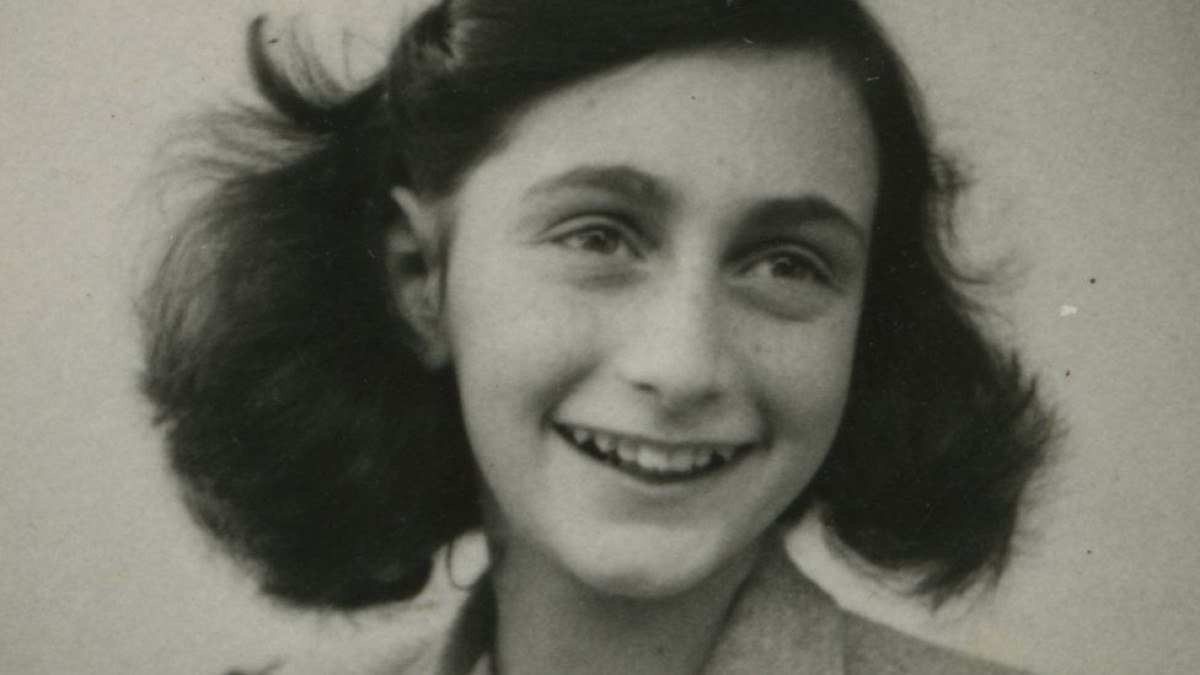 Professora é demitida por ler sobre genitália em adaptação de Anne Frank
