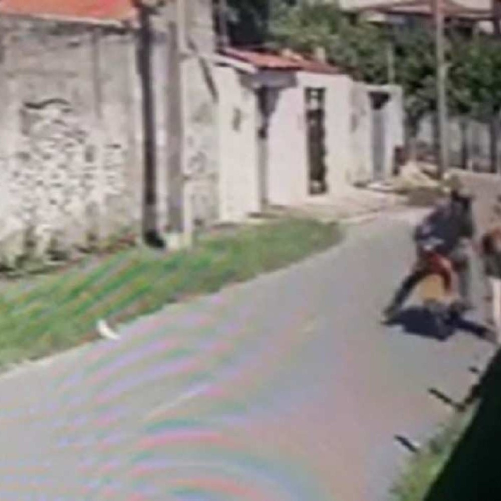 Vídeo mostra motoqueiro dando tapa no bumbum de mulher que andava na rua