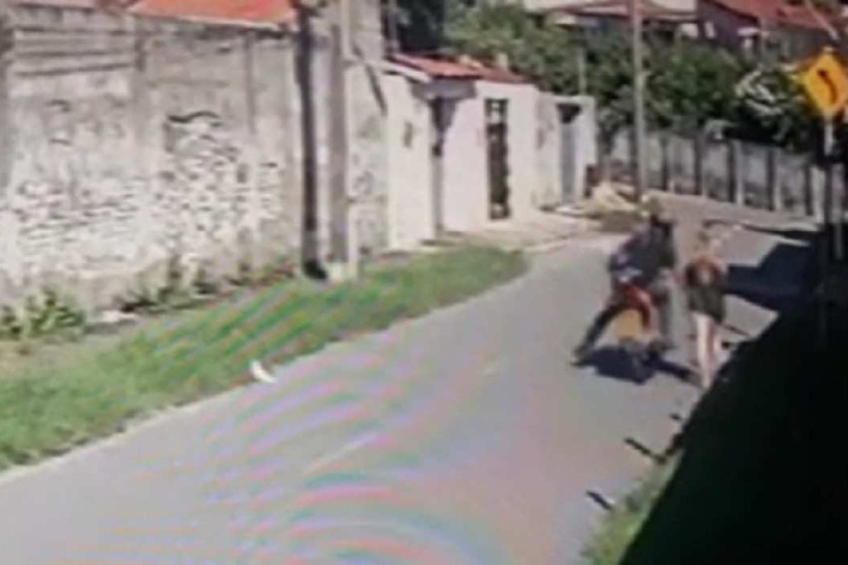 Vídeo mostra motoqueiro dando tapa no bumbum de mulher que andava na rua