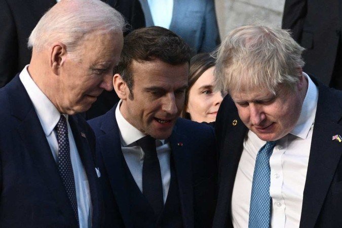 Boris Johnson (E), Macron (C) e Biden conversam antes da cúpula da Otan, em Bruxelas: articulação para resposta a Moscou 