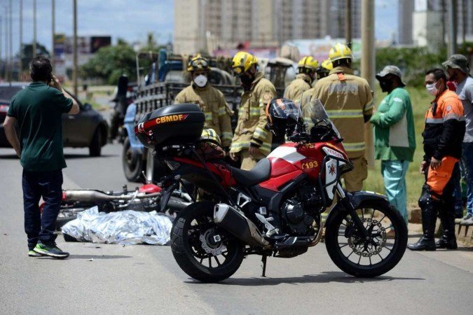 Detran diz que maioria dos sinistros ocorre por excesso de velocidade, pilotar na contramão da via e consumo de álcool - (crédito: Fotos: Marcelo Ferreira/CB/D.A Press) Detran diz que maioria dos sinistros ocorre por excesso de velocidade, pilotar na contramão da via e consumo de álcool - (crédito: Fotos: Marcelo Ferreira/CB/D.A Press)