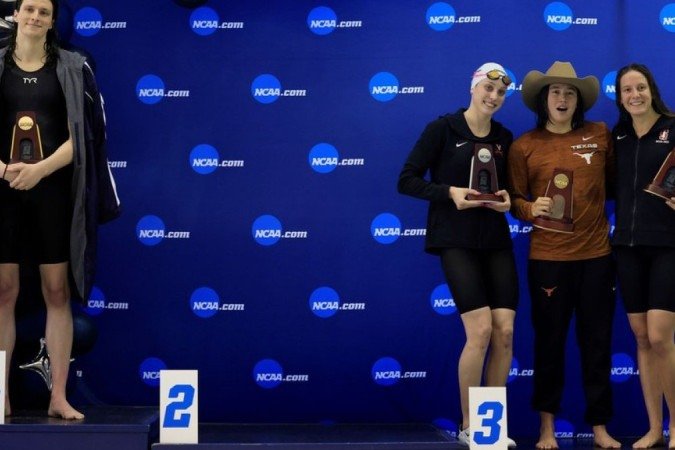 Foto mostra a nadadora transgênero Lia Thomas no topo pódio sozinha enquanto as demais medalhistas — Emma Weyant, Erica Sullivan e Brooke Forde — posam juntas - Foto mostra a nadadora transgênero Lia Thomas no topo pódio sozinha enquanto as demais medalhistas — Emma Weyant, Erica Sullivan e Brooke Forde — posam juntas -