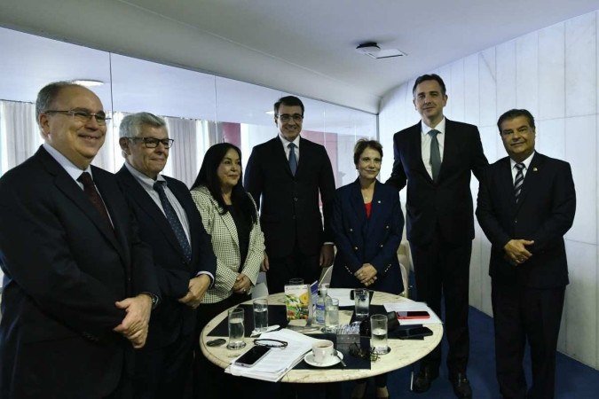 

Sessão de debates temáticos para discutir as causas, a situação e os efeitos da Guerra entre Rússia e Ucrânia e suas consequências para a economia.

 

Presidente do Senado Federal, senador Rodrigo Pacheco (PSD-MG);

conversa com autoridades no cafezinho do Senado, antes do início da sessão.

 

Participam:

secretário Especial de Comércio Exterior e Assuntos Internacionais do Ministério da Economia, Roberto Fendt Junior;

senadora Rose de Freitas (MDB-ES);

ministro de Estado das Relações Exteriores, Carlos Alberto Franco França;

ministra de Estado da Agricultura, Pecuária e Abastecimento,Tereza Cristina;

presidente do Senado Federal, senador Rodrigo Pacheco (PSD-MG);

senador Nelsinho Trad (PSD-MS).

 

Foto: Geraldo Magela/Agência Senado

presidente do Senado Federal, senador Rodrigo Pacheco (PSD-MG);

secretário-geral da Mesa do Senado Federal, Gustavo A. Sabóia Vieira;

ministra de Estado da Agricultura, Pecuária e Abastecimento,Tereza Cristina.