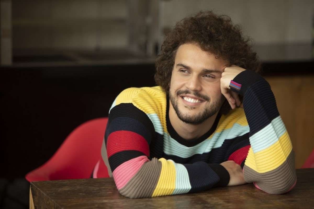 Théo Bial prepara terreno do primeiro álbum com a canção 'Ela'