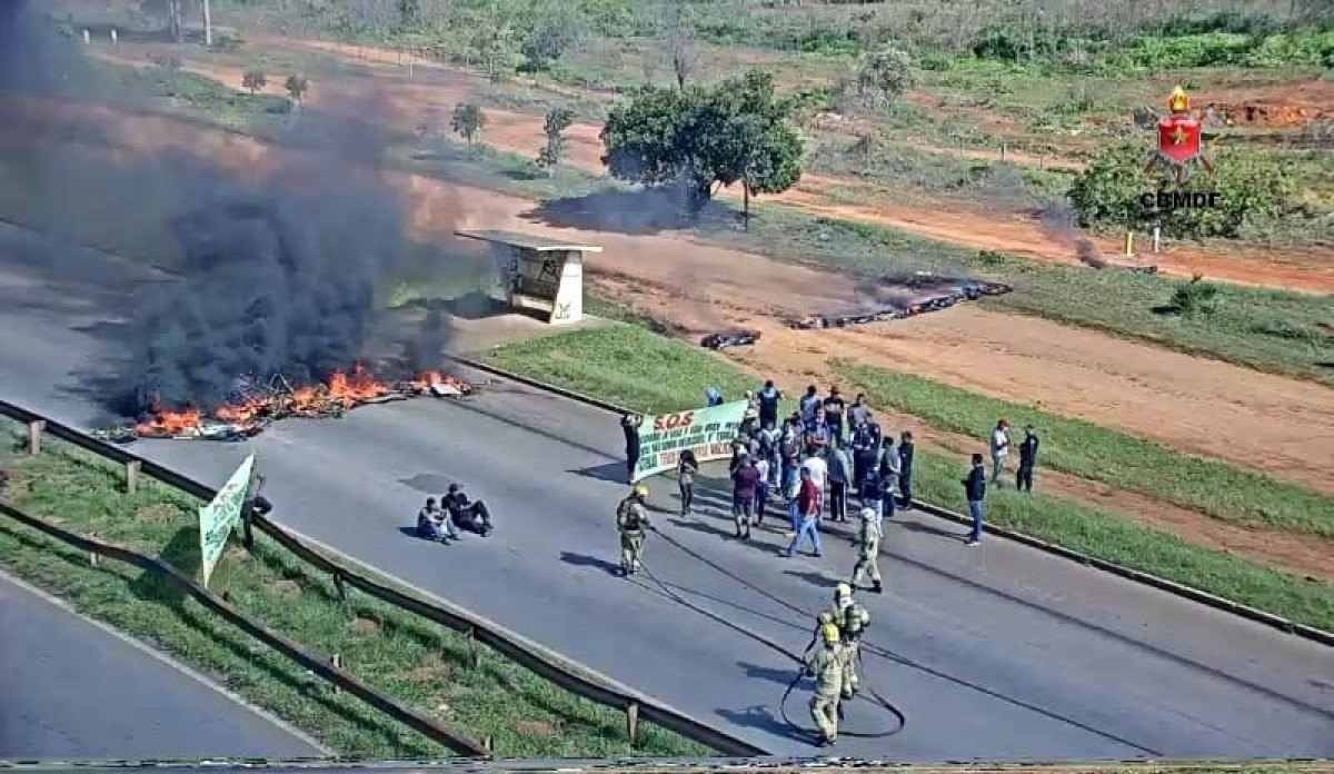 Protesto de moradores do 26 de setembro interrompe trânsito na Estrutural