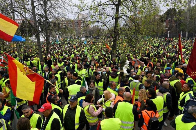 España subvenciona el gasóleo, pero los camioneros están en huelga