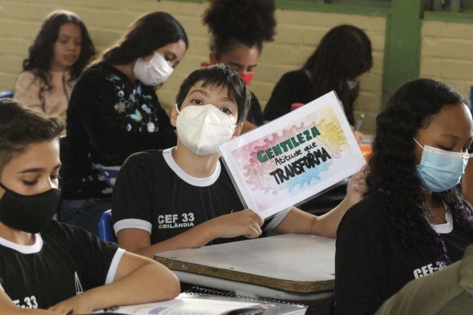  23/03/2022. Crédito: Carlos Vieira/CB/D.A Press. Brasil. Brasilia - DF. Cidades. Paz nas escolas. CEF 33, Ceilândia. Na foto, Tiago Felipe Lima Travessos, Jose Pedro Lima Travessos (óculos) e Vitória Batista.