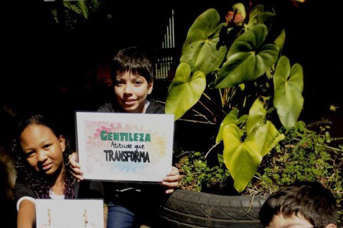  23/03/2022. Crédito: Carlos Vieira/CB/D.A Press. Brasil. Brasilia - DF. Cidades. Paz nas escolas. CEF 33, Ceilândia. Na foto, Tiago Felipe Lima Travessos, Jose Pedro Lima Travessos (óculos) e Vitória Batista.