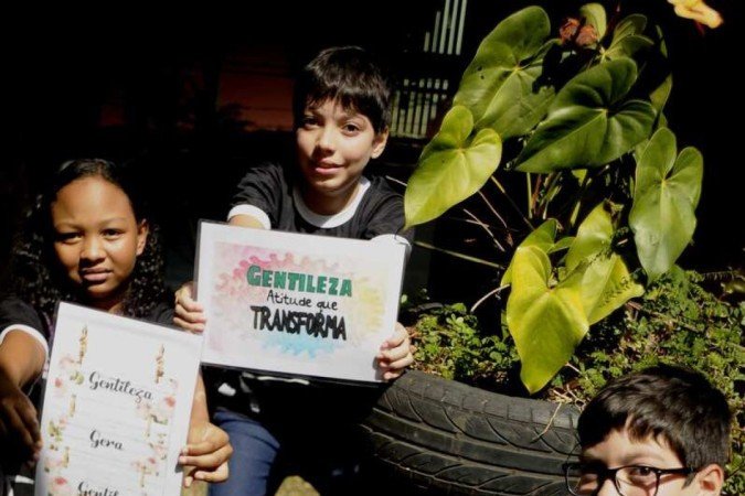  Os irmãos Tiago Felipe e Jose Pedro Lima Travessos com a colega de turma Vitória Batista contam como é a rotina escolar