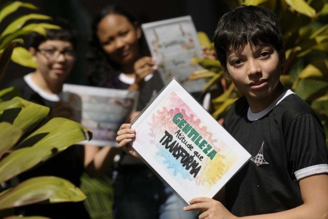  23/03/2022. Crédito: Carlos Vieira/CB/D.A Press. Brasil. Brasilia - DF. Cidades. Paz nas escolas. CEF 33, Ceilândia. Na foto, Tiago Felipe Lima Travessos, Jose Pedro Lima Travessos (óculos) e Vitória Batista.