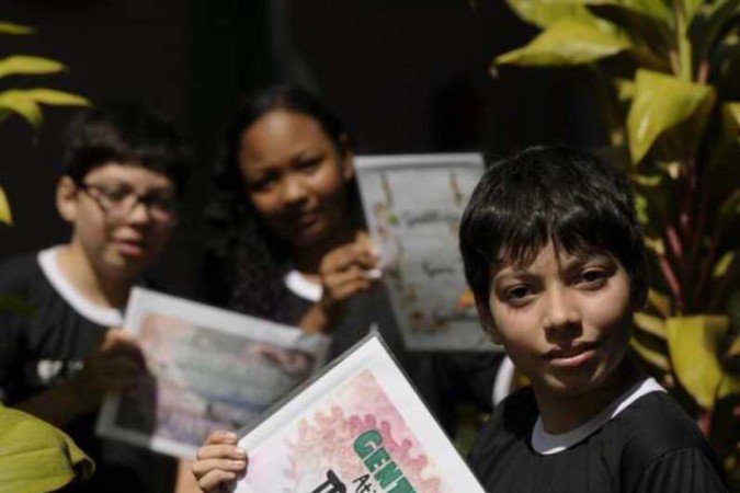  23/03/2022. Crédito: Carlos Vieira/CB/D.A Press. Brasil. Brasilia - DF. Cidades. Paz nas escolas. CEF 33, Ceilândia. Na foto, Tiago Felipe Lima Travessos, Jose Pedro Lima Travessos (óculos) e Vitória Batista.