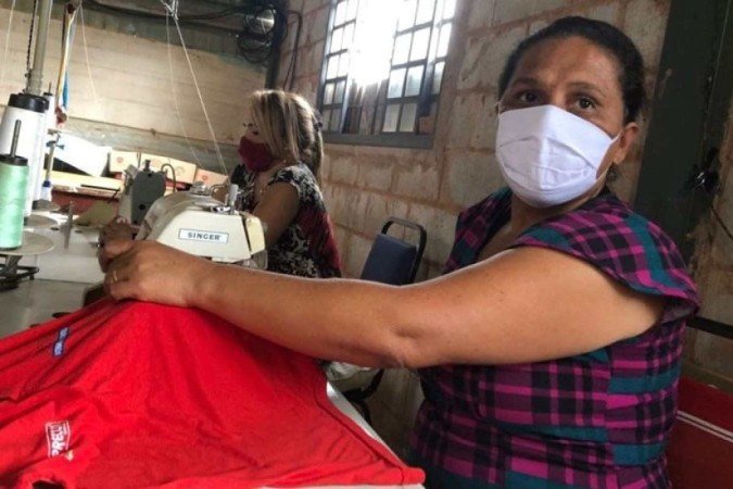 Wenia aprendeu o ofício na Mãos que Criam, onde garante sua principal fonte de renda Wenia aprendeu o ofício na Mãos que Criam, onde garante sua principal fonte de renda