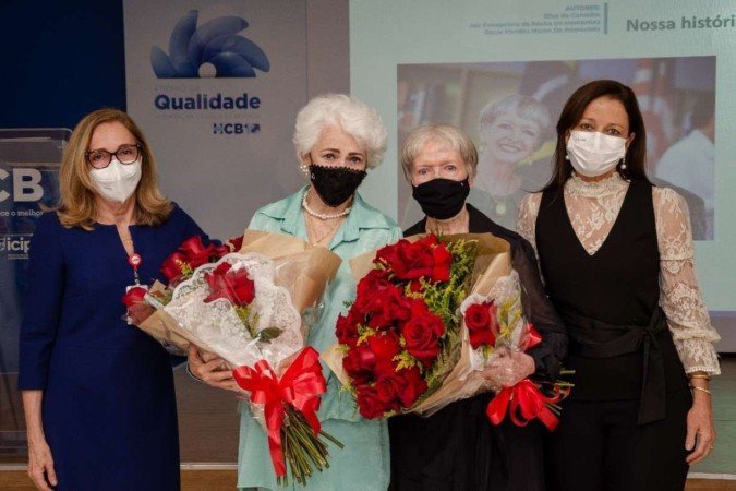 Dra. Isis Magalhães, Jane Godoy e Elinor Moren, com a dra. Elisa de Carvalho