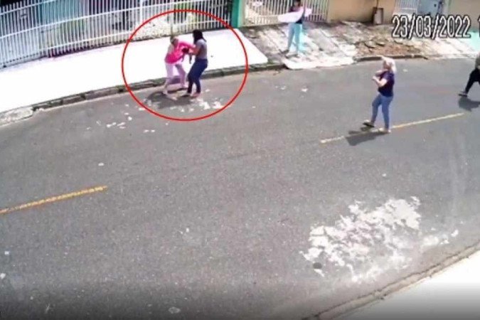 Imagens de câmeras de segurança mostram o momento do salvamento -  (crédito: Reprodução/São José Alerta)