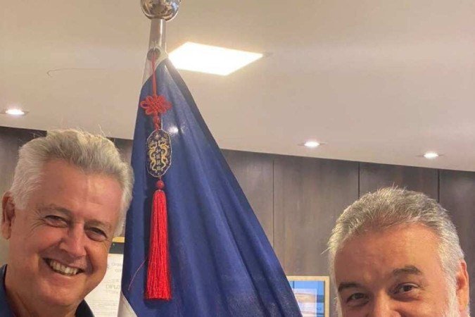  Crédito: Reprodução/Redes Sociais. Eixo Capital. Rodrigo Rollemberg convida  Valdir Oliveira, superintendente do Sebrae DF para se filiar ao PSB.