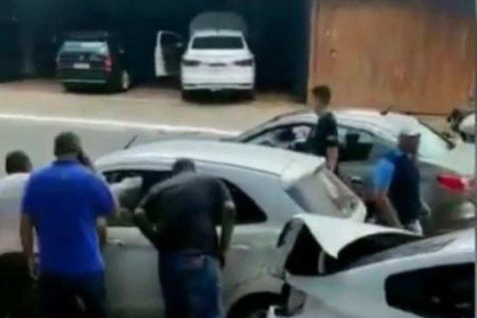 Homem teria reagido à tentativa de assalto antes de ser baleado - (crédito: Reprodução/redes sociais ) Homem teria reagido à tentativa de assalto antes de ser baleado - (crédito: Reprodução/redes sociais )